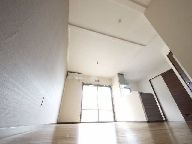 ロイヤルアーバンの居間・リビング|ゆったりとした居間です