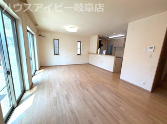 【居間・リビング】 | 瑞穂市古橋！築22年中古住宅！ハウスクリーニング・シロアリ点検済み！お車並列3台可能！ | 瑞穂市古橋！築22年中古住宅！ハウスクリーニング・シロアリ点検済み！お車並列3台可能！