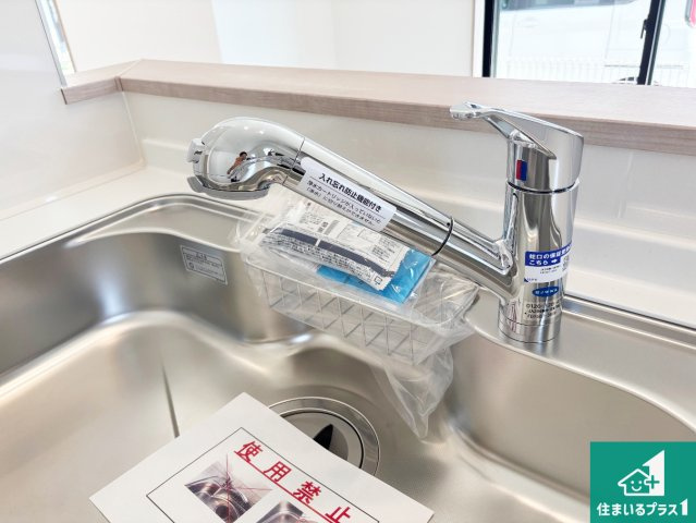 ♦堺市美原区阿弥　新築一戸建ての設備|浄水器を内蔵！炊飯時、お茶を作る時に安心してお水を使えます！お湯と冷水、浄水と原水、シャワーの切替えもワンタッチです！