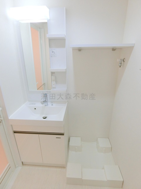 リヴシティ蒲田イーストの洗面所|洗面脱衣所　独立洗面台　棚付きの洗濯機置き場