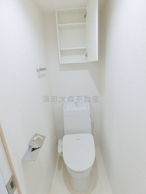 リヴシティ蒲田イーストのトイレ|吊り戸棚収納と温水洗浄便座付きのトイレ　