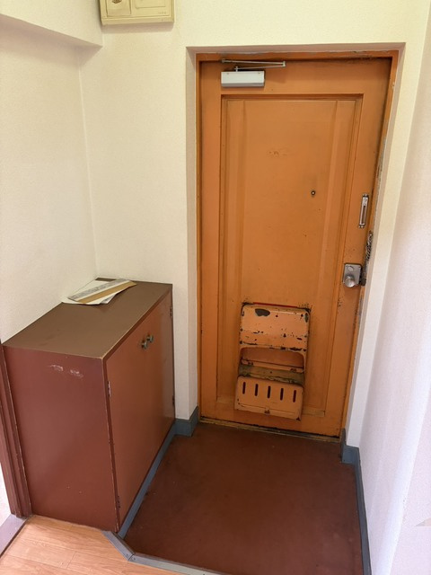 本通6丁目ビルの玄関