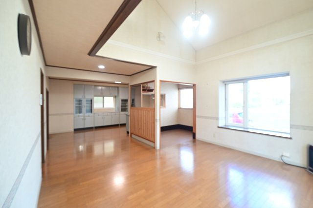 【居間・リビング】 | 黒石市北美町二丁目 5SLDK・土地115坪　中古住宅