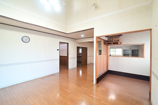 【居間・リビング】 | 黒石市北美町二丁目 5SLDK・土地115坪　中古住宅