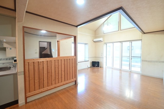 【居間・リビング】 | 黒石市北美町二丁目 5SLDK・土地115坪　中古住宅