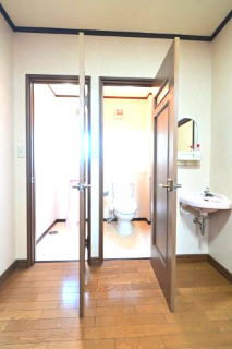 【トイレ】 | 黒石市北美町二丁目 5SLDK・土地115坪　中古住宅 | 1階トイレ