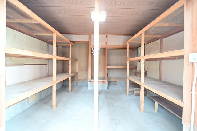 【収納】 | 黒石市北美町二丁目 5SLDK・土地115坪　中古住宅 | 1階物置