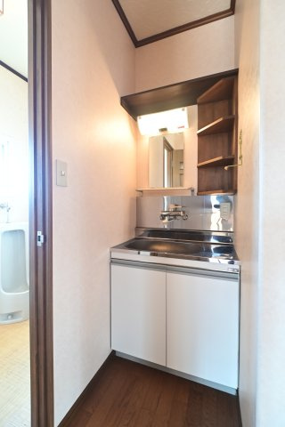 【洗面所】 | 黒石市北美町二丁目 5SLDK・土地115坪　中古住宅 | 2階洗面