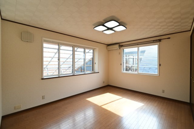 【洋室】 | 黒石市北美町二丁目 5SLDK・土地115坪　中古住宅 | ２階洋室10帖(西側)