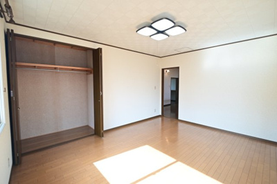 【洋室】 | 黒石市北美町二丁目 5SLDK・土地115坪　中古住宅 | ２階洋室10帖(西側)