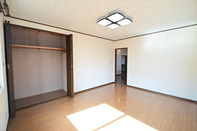 【洋室】 | 黒石市北美町二丁目 5SLDK・土地115坪　中古住宅 | ２階洋室10帖(西側)
