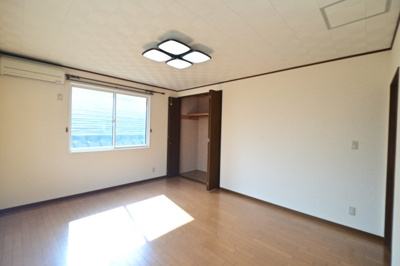 【洋室】 | 黒石市北美町二丁目 5SLDK・土地115坪　中古住宅 | ２階洋室10帖(西側)