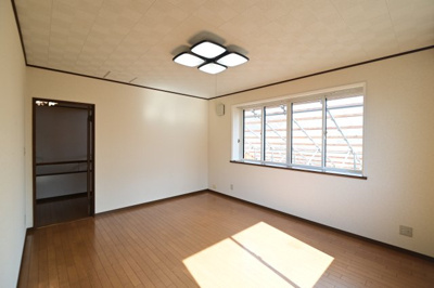 【洋室】 | 黒石市北美町二丁目 5SLDK・土地115坪　中古住宅 | ２階洋室10帖(西側)