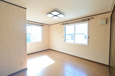 【洋室】 | 黒石市北美町二丁目 5SLDK・土地115坪　中古住宅 | ２階洋室9帖
