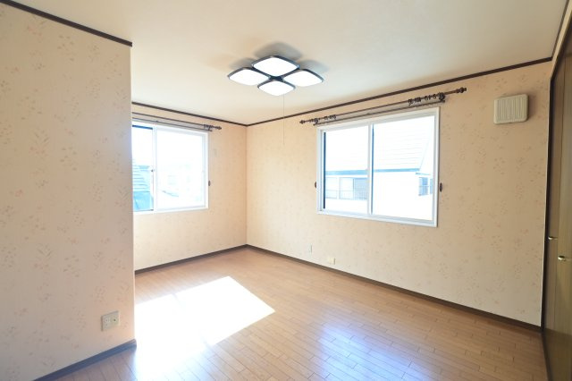 【洋室】 | 黒石市北美町二丁目 5SLDK・土地115坪　中古住宅 | ２階洋室9帖
