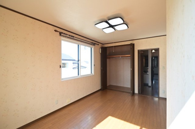 【洋室】 | 黒石市北美町二丁目 5SLDK・土地115坪　中古住宅 | ２階洋室9帖