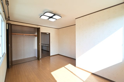 【洋室】 | 黒石市北美町二丁目 5SLDK・土地115坪　中古住宅 | ２階洋室9帖