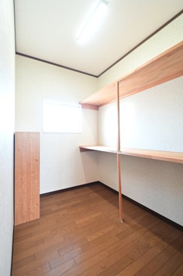 【洋室】 | 黒石市北美町二丁目 5SLDK・土地115坪　中古住宅 | 2階納戸
