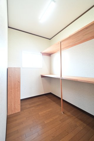 【洋室】 | 黒石市北美町二丁目 5SLDK・土地115坪　中古住宅 | 2階納戸