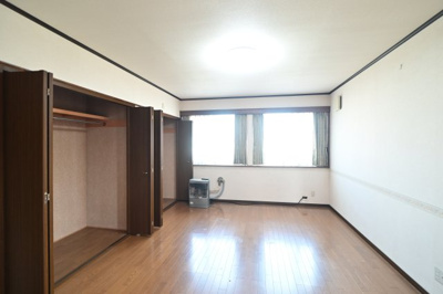 【洋室】 | 黒石市北美町二丁目 5SLDK・土地115坪　中古住宅 | ２階洋室10帖(東側)