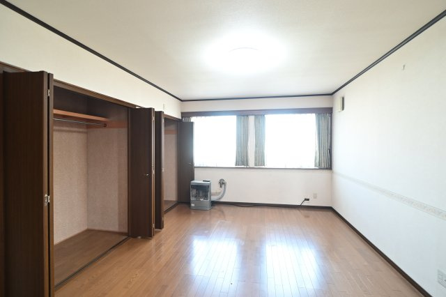 【洋室】 | 黒石市北美町二丁目 5SLDK・土地115坪　中古住宅 | ２階洋室10帖(東側)