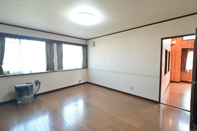 【洋室】 | 黒石市北美町二丁目 5SLDK・土地115坪　中古住宅 | ２階洋室10帖(東側)