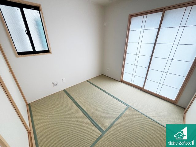◆堺市美原区阿弥　新築一戸建ての和室|一室あると便利な和室は客間としてだけでなく、小さなお子様のプレイルームや食後のくつろぎスペースとしてもご利用いただけます。収納もついていますので大活躍間違いなし！
