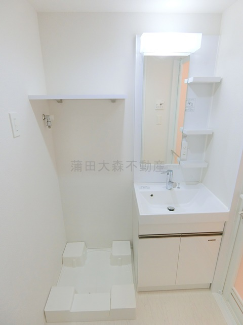 リヴシティ蒲田イーストの洗面所|洗面脱衣所　独立洗面台　棚付きの洗濯機置き場