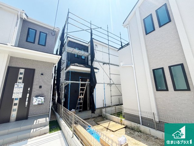 堺市美原区阿弥　新築一戸建ての外観|周辺は落ち着いた街並みの住宅地！子育てがしやすい住環境です！まだ未完成ですが、現地でしかわからない事もございます。是非一度ご覧ください。