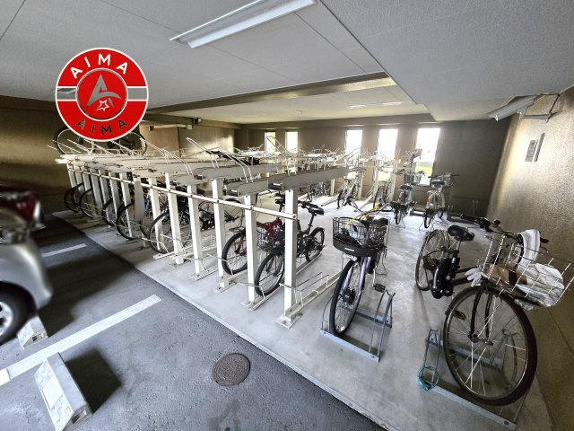 JGMヴェルデ城南の駐輪場|屋根付きの駐輪場なので雨の日でも安心です。