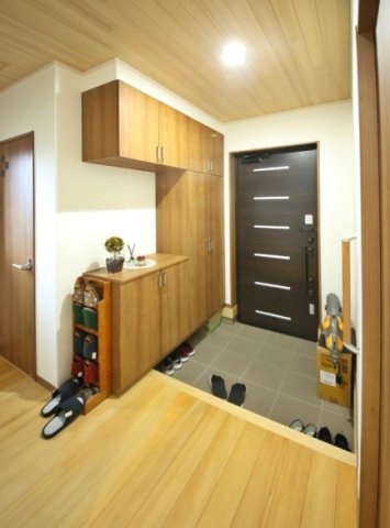 茂原市小林　　中古戸建の玄関|敷地約152坪 令和5年2月築３LDK+テラス+書斎　自然素材もみの木床材 駐車2台可家庭菜園が可能