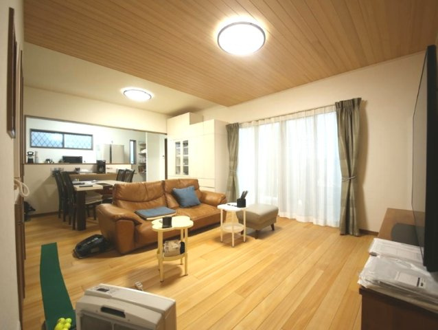 茂原市小林　　中古戸建の居間・リビング|敷地約152坪 令和5年2月築３LDK+テラス+書斎　自然素材もみの木床材 駐車2台可家庭菜園が可能
