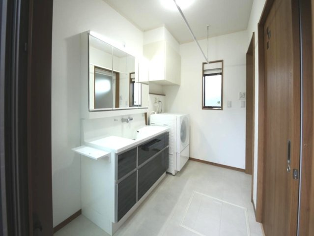 茂原市小林　　中古戸建の独立洗面台|敷地約152坪 令和5年2月築３LDK+テラス+書斎　自然素材もみの木床材 駐車2台可家庭菜園が可能