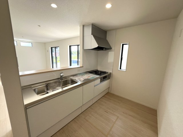 【キッチン】 | 仲介手数料無料！岬小学校に通える新築戸建　宇部市昭和町３丁目　第２　クレイドルガーデン　アーネストワン | 使い勝手の良いシステムキッチンで楽しくクッキング♪