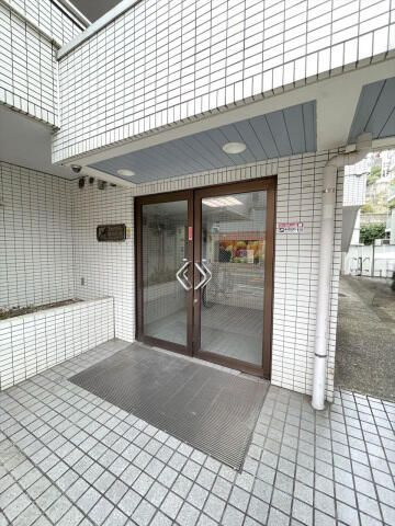 スカイコート横浜山手のエントランス