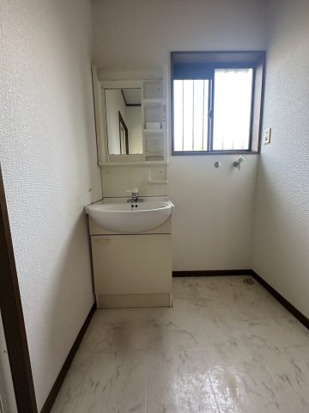 牟呂公文町貸家の洗面所