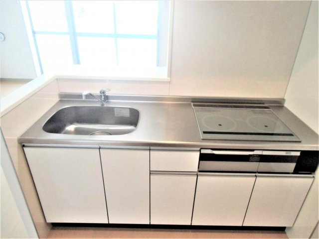 習志野市奏の杜１丁目の賃貸マンションのキッチン|２口IHコンロシステムキッチンでキッチン周りも広くお料理もらくらくです