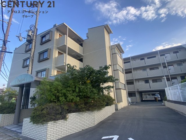 敷地内に駐車場、駐輪場あります♪