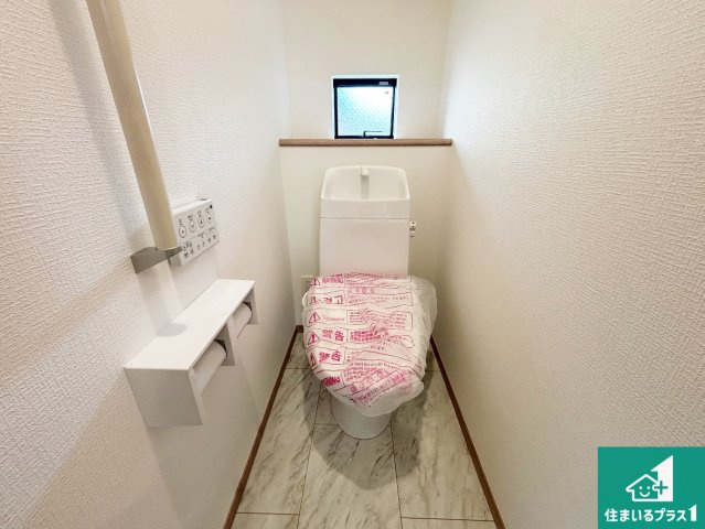 ◆堺市美原区阿弥　新築一戸建てのトイレ|1・2階の2ヶ所にあるので、朝の忙しい時間の順番待ちもなく、深夜の利用にも大変便利です。