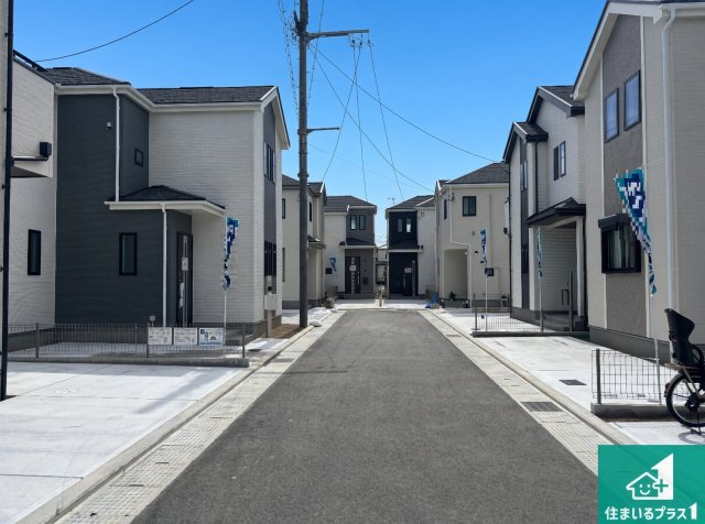 ◆堺市美原区阿弥　新築一戸建ての前面道路含む現地写真|周辺は閑静な住宅街！前面道路広々で車の出し入れも便利です。駐車が苦手な方でも安心して車庫入れできます！
