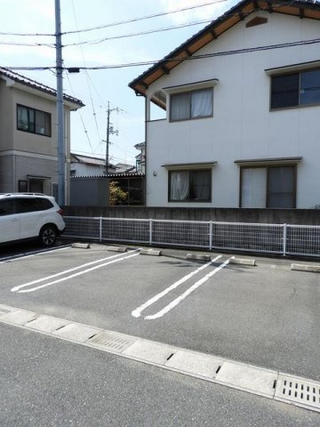 グラースＢの駐車場|車をお持ちの方に嬉しい駐車場付きの物件です