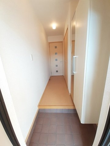 プラージュの玄関|収納もある玄関です