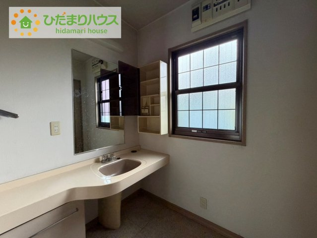 いわき市小名浜玉川南　中古戸建の独立洗面台|採光が差し込む明るい洗面台となっております。