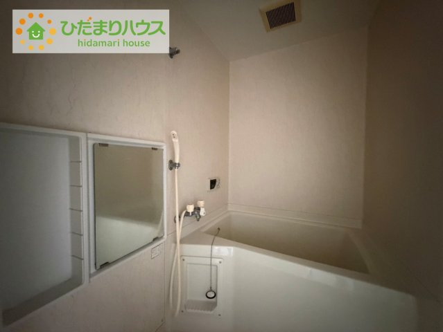 いわき市小名浜玉川南　中古戸建のトイレ|小窓がついており、優しい光が入ります
