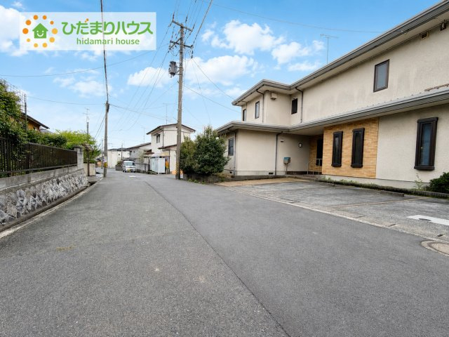 いわき市小名浜玉川南　中古戸建の前面道路含む現地写真|広々前面道路、お車スムーズに駐車できます。