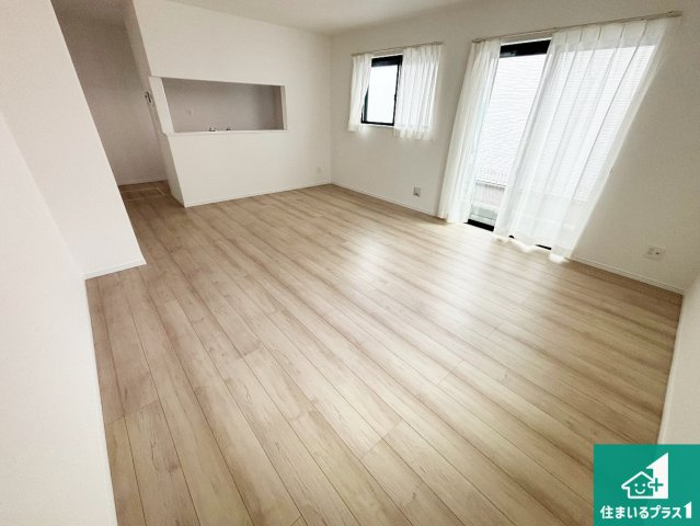 ◆堺市美原区阿弥　新築一戸建ての居間・リビング|シンプルなリビングは、観葉植物等のインテリアを楽しめますね！パパ好みにも、ママ好みにも家具次第で雰囲気を変えることができます！