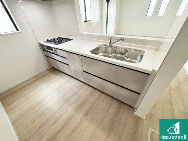 ◆堺市美原区阿弥　新築一戸建てのキッチン|リビングと統一感があり、使い勝手のいいキッチン。広々としているので、二人並んで作業が出来ちゃいます。お子様と一緒に色々なお料理に挑戦できるスペースがあります。