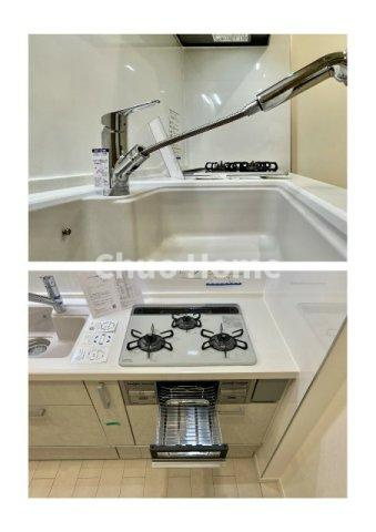 ニューライフマンション木場のキッチン|【キッチン水栓】キッチン水栓はシャワーヘッドが伸びますのでシンクの隅々まで届きます。【三ツ口コンロ】奥様に好評な三ツ口コンロと魚焼きグリルです。