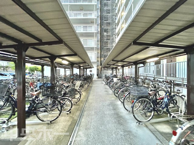 ニューライフマンション木場の駐輪場|【自転車置き場】最新の空き状況や費用などの詳細は担当スタッフまでお問い合わせください。