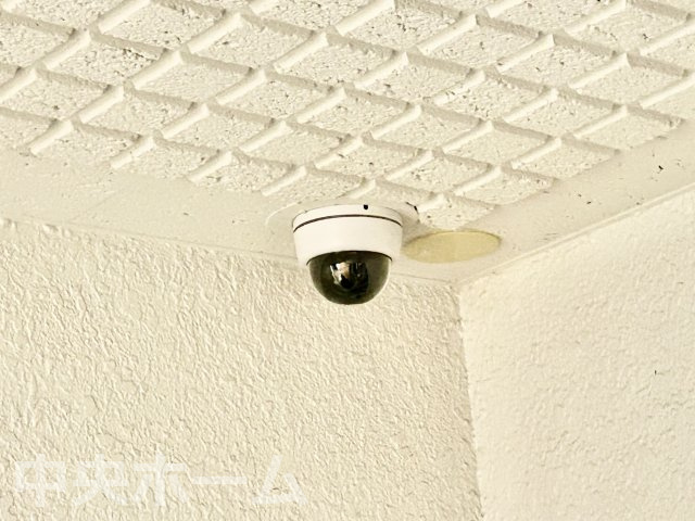 ニューライフマンション木場の防犯設備|【防犯カメラ】何かあった時の大事な証拠になることももちろんなりますが、防犯というくらいですので大事なのは防犯カメラがあることによって抑止力につながることですよね。